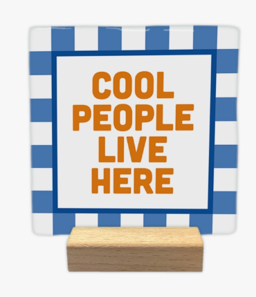 Carreau décoratif en céramique à message "Cool people live here" – fabrication artisanale
