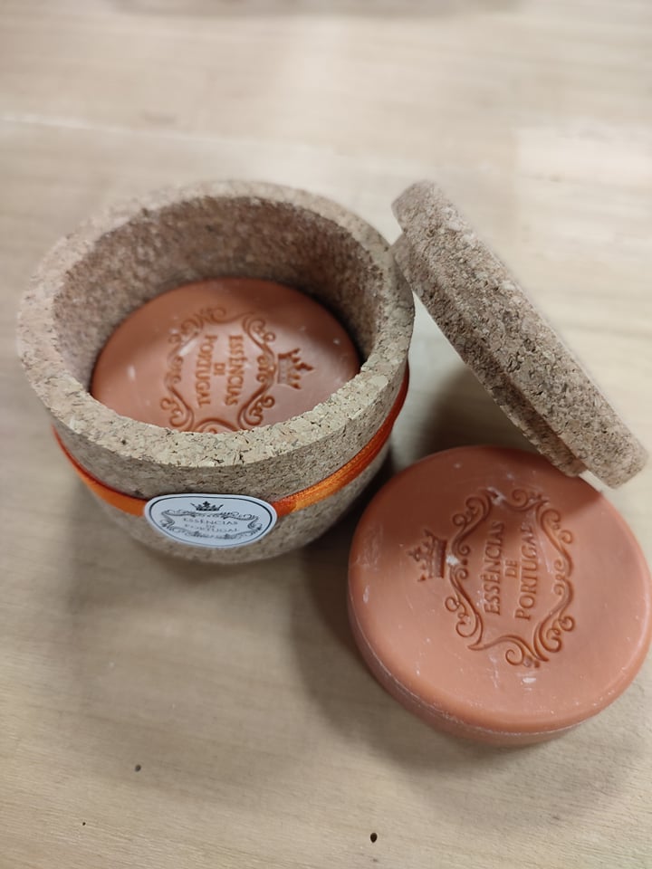 Boîte en liège et ses deux savons