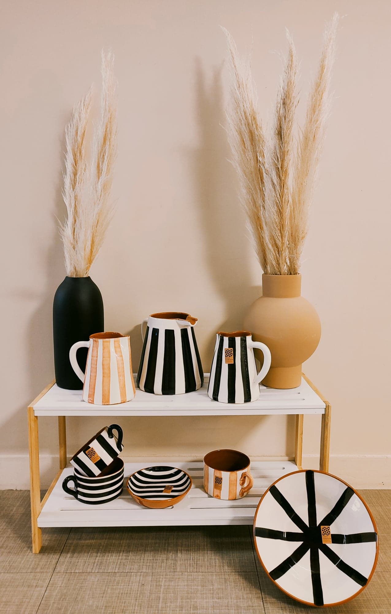 Pichet rayures Olhao Casa cubista Algarve céramique vase noir et blanc fait à la main artisanat N&B portugal épicerie fine artisanat Saudade concept store cherbourg normandie