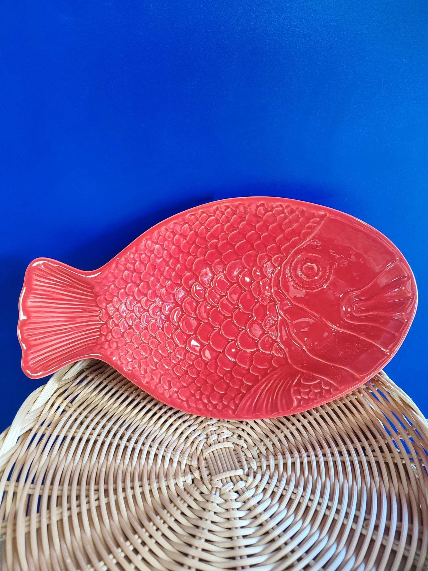 rouge céramique fait main fait à la main épicerie portugaise saudade concept store produits portugais portugal poisson plat normandie fabriqué au portugal fabrication artisanale concept store portugais concept store cherbourg artisanat portugais artisanat artisanal art de la table