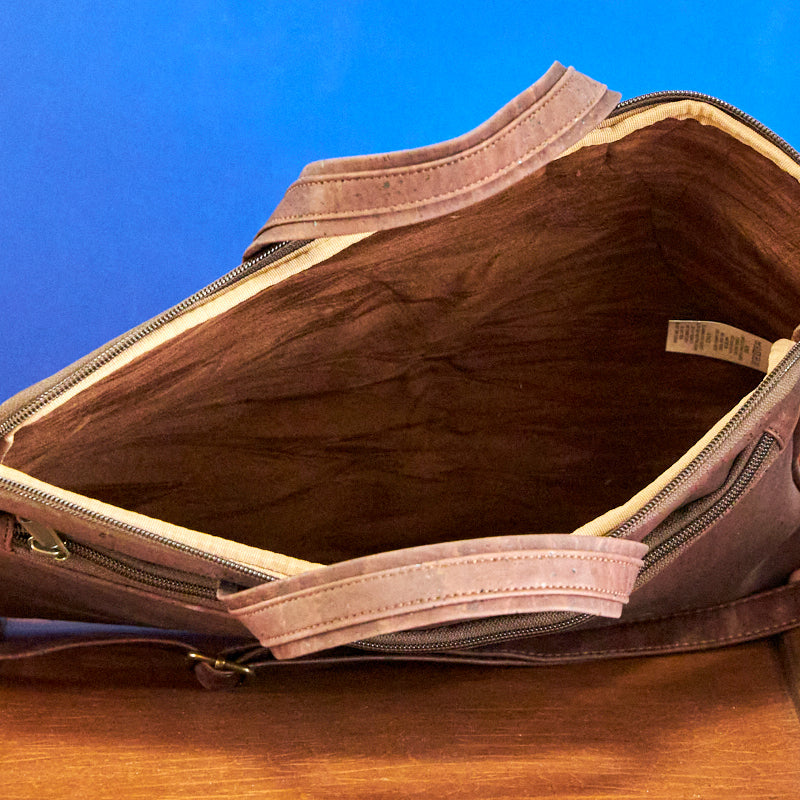 sac PC ordinateur vegan saudade concept store sangle réglable sac voyage sac sport sac portugal noir mode mixte Liège homme femme fait à la main fabrication artisanale cuir vegan cherbourg artisanat portugais artisanat artisanal accessoire