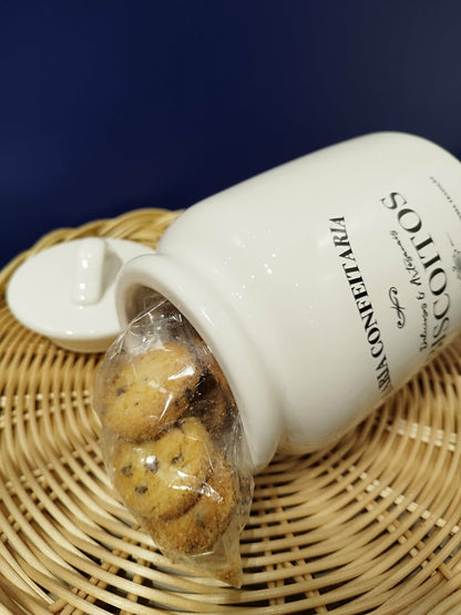 Bombonière en céramique blanche avec biscuits – Maria Confeitaria