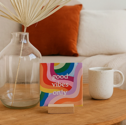 Carreau décoratif en céramique à message "Good vibes only" – fabrication artisanale