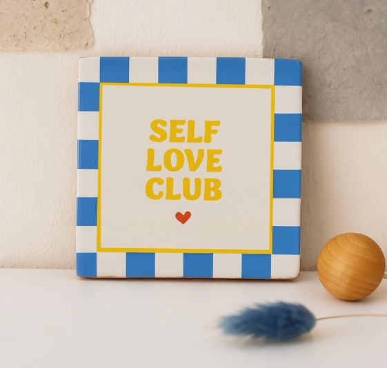 Carreau décoratif en céramique à message "Self love club" – fabrication artisanale