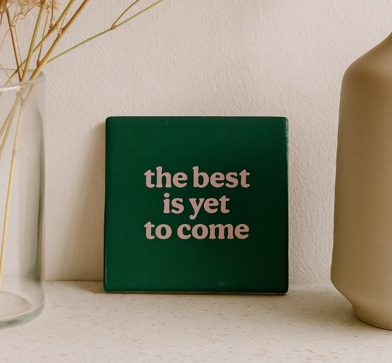 Carreau décoratif en céramique à message "The best is yet to come" – fabrication artisanale
