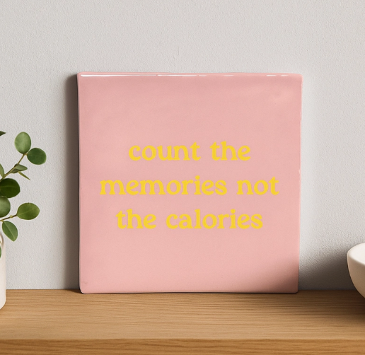 Carreau décoratif en céramique à message "Count memories not calories" – fabrication artisanale
