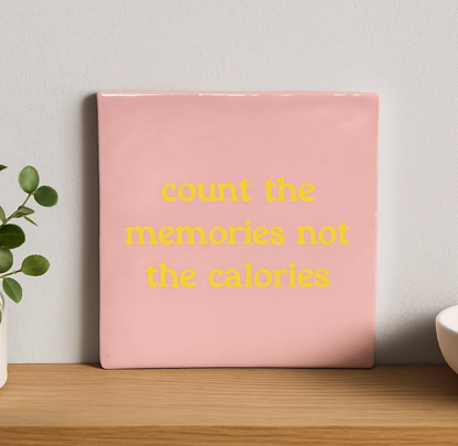 Carreau décoratif en céramique à message "Count memories not calories" – fabrication artisanale