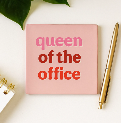 Carreau décoratif en céramique à message "Queen of the office" – fabrication artisanale