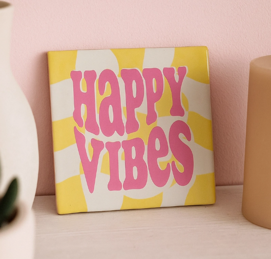 Carreau décoratif en céramique à message "Happy vibes" – fabrication artisanale