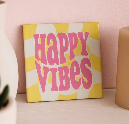 Carreau décoratif en céramique à message "Happy vibes" – fabrication artisanale