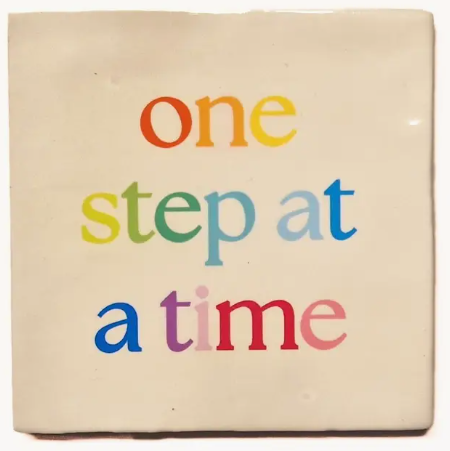 Carreau décoratif en céramique à message "One step at a time" – fabrication artisanale