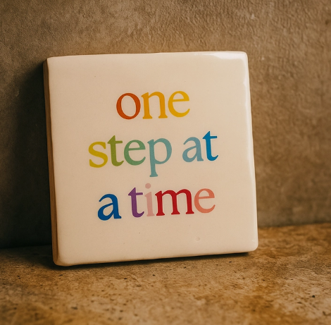 Carreau décoratif en céramique à message "One step at a time" – fabrication artisanale