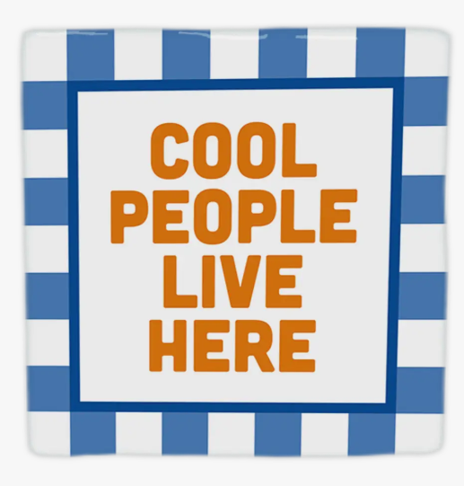 Carreau décoratif en céramique à message "Cool people live here" – fabrication artisanale
