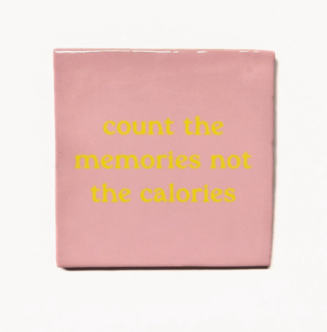 Carreau décoratif en céramique à message "Count memories not calories" – fabrication artisanale