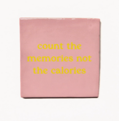 Carreau décoratif en céramique à message "Count memories not calories" – fabrication artisanale