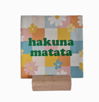 Carreau décoratif en céramique à message "Hakuna matata" – fabrication artisanale