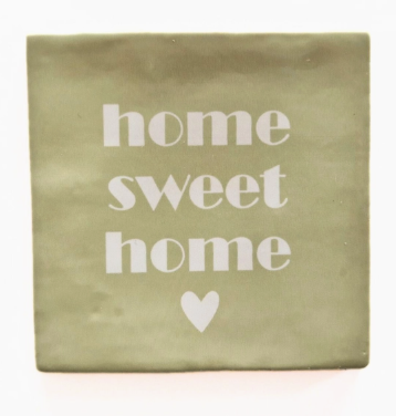 Carreau décoratif en céramique à message "Home sweet home" sauge – fabrication artisanale