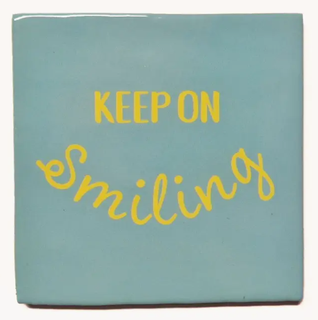 Carreau décoratif en céramique à message "Keep on smiling" – fabrication artisanale