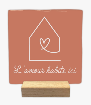 Carreau décoratif en céramique à message "L'amour habite ici" – fabrication artisanale