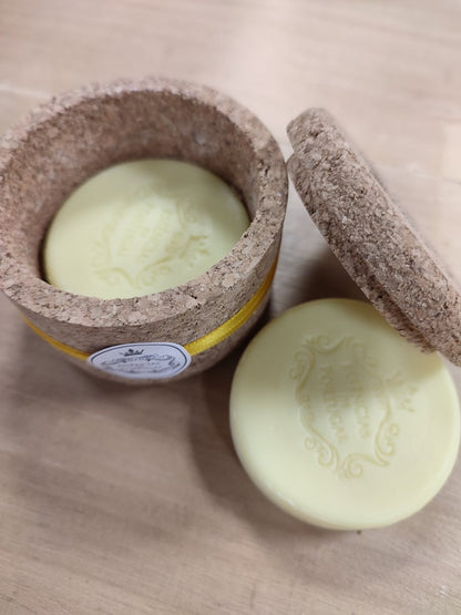 Boîte en liège et ses deux savons