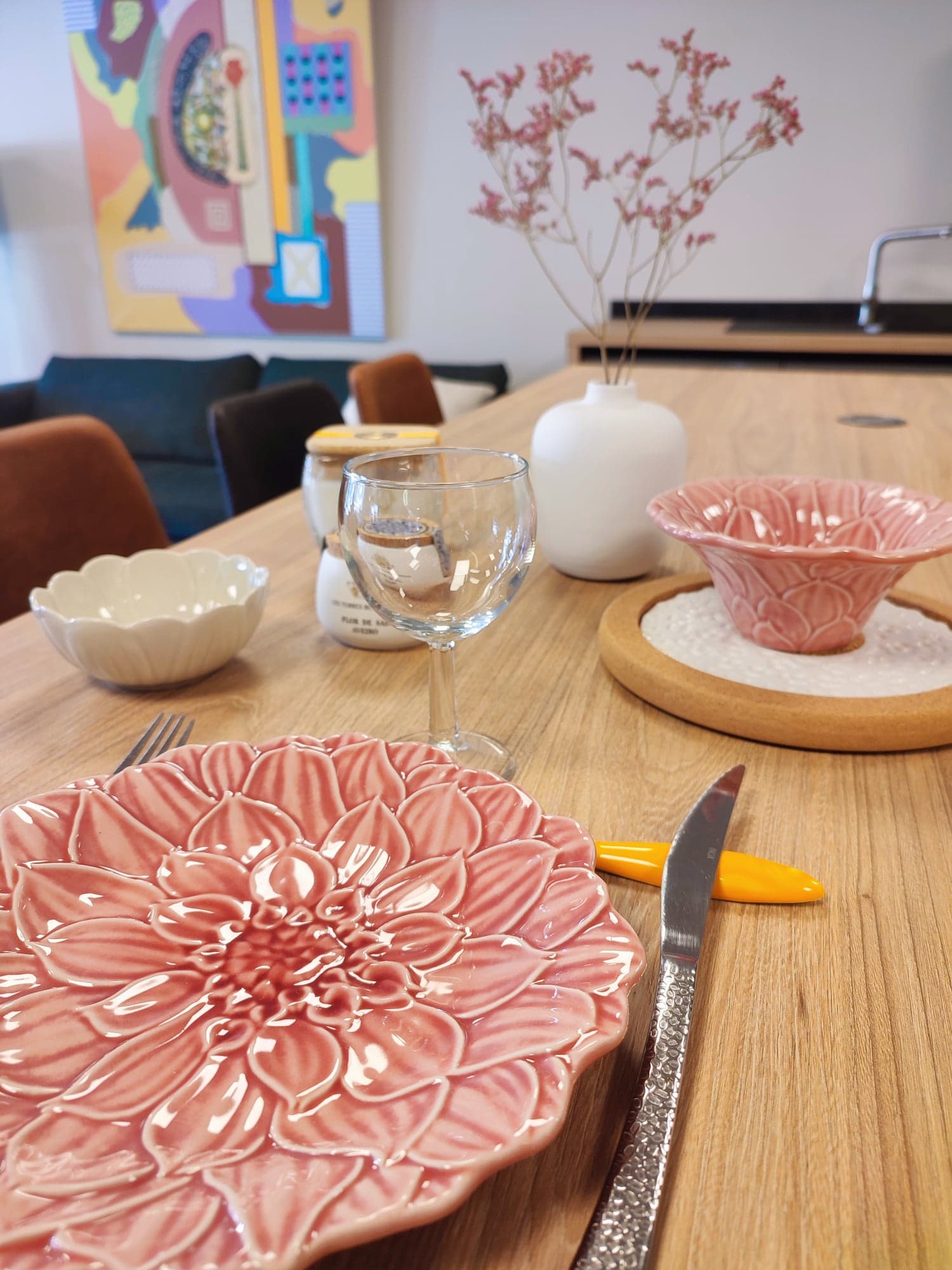 assiette dahlia rose vieux rose céramique art de la table Bordallo Pinheiro artiste céramiste fait main peint à la main normandie portugal concept store cherbourg Saudade