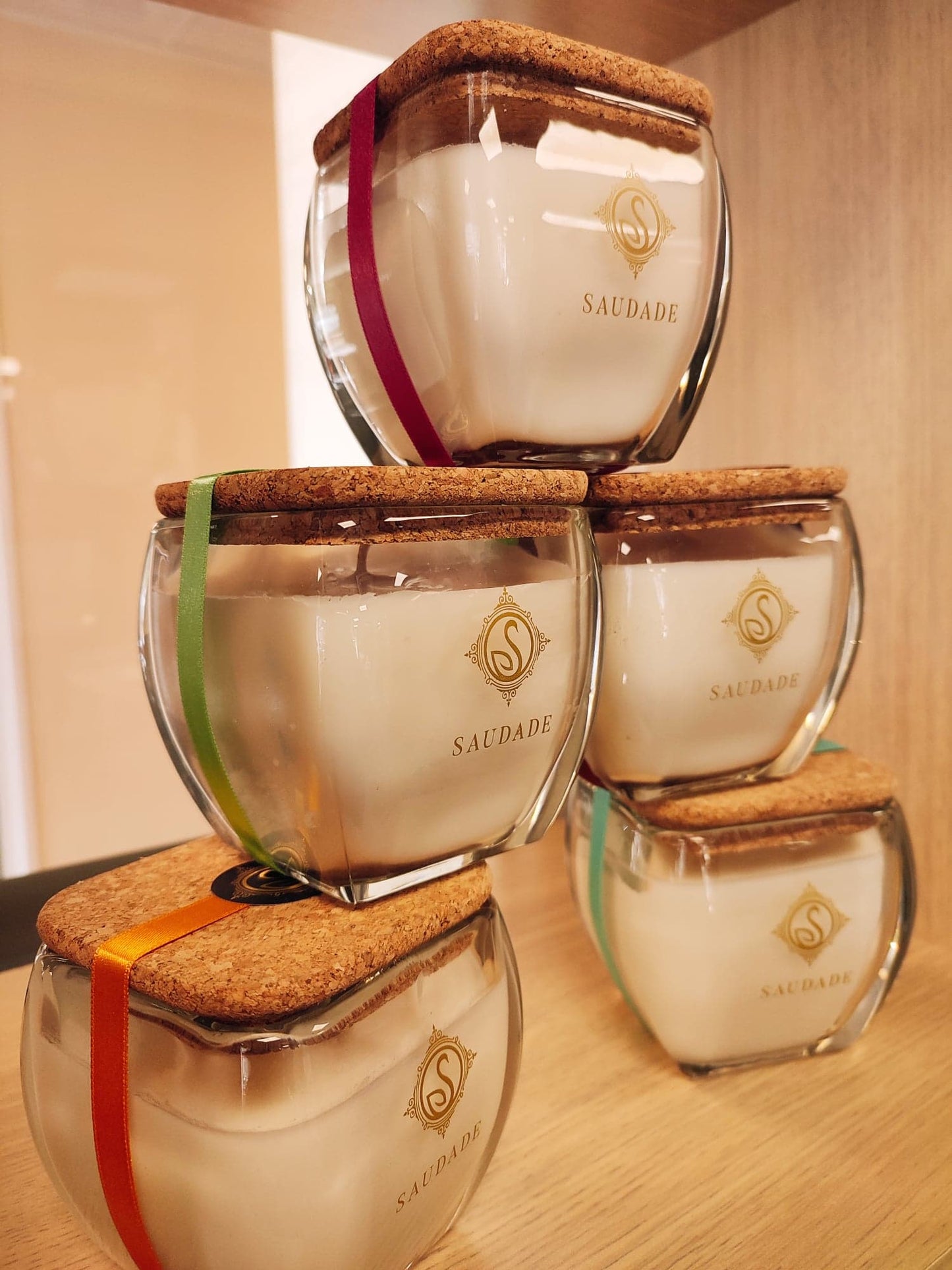 bougie parfum d'ambiance verveine vanille ambre amor perfeito violette  orange cannelle pin cèdre verveine couvercle liège 35 à 40h bougie parfumée boite dorée saudade 