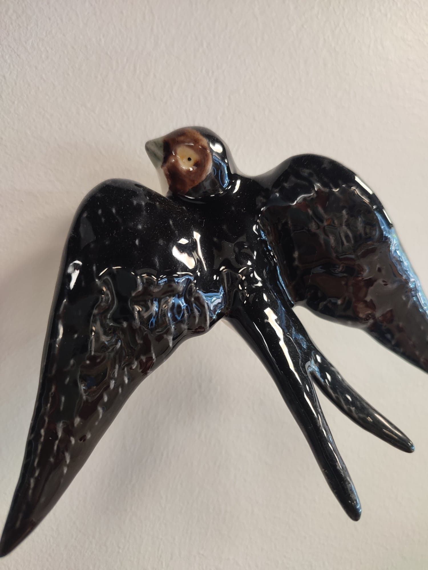 hirondelle andorinha adorinha oiseau envolée symbole façade amour famille foyer maison céramique décoration murale réaliste fait à la main minutieux peint à la main Bordallo Pinheiro Portugal Saudade concept store cherbourg normandie