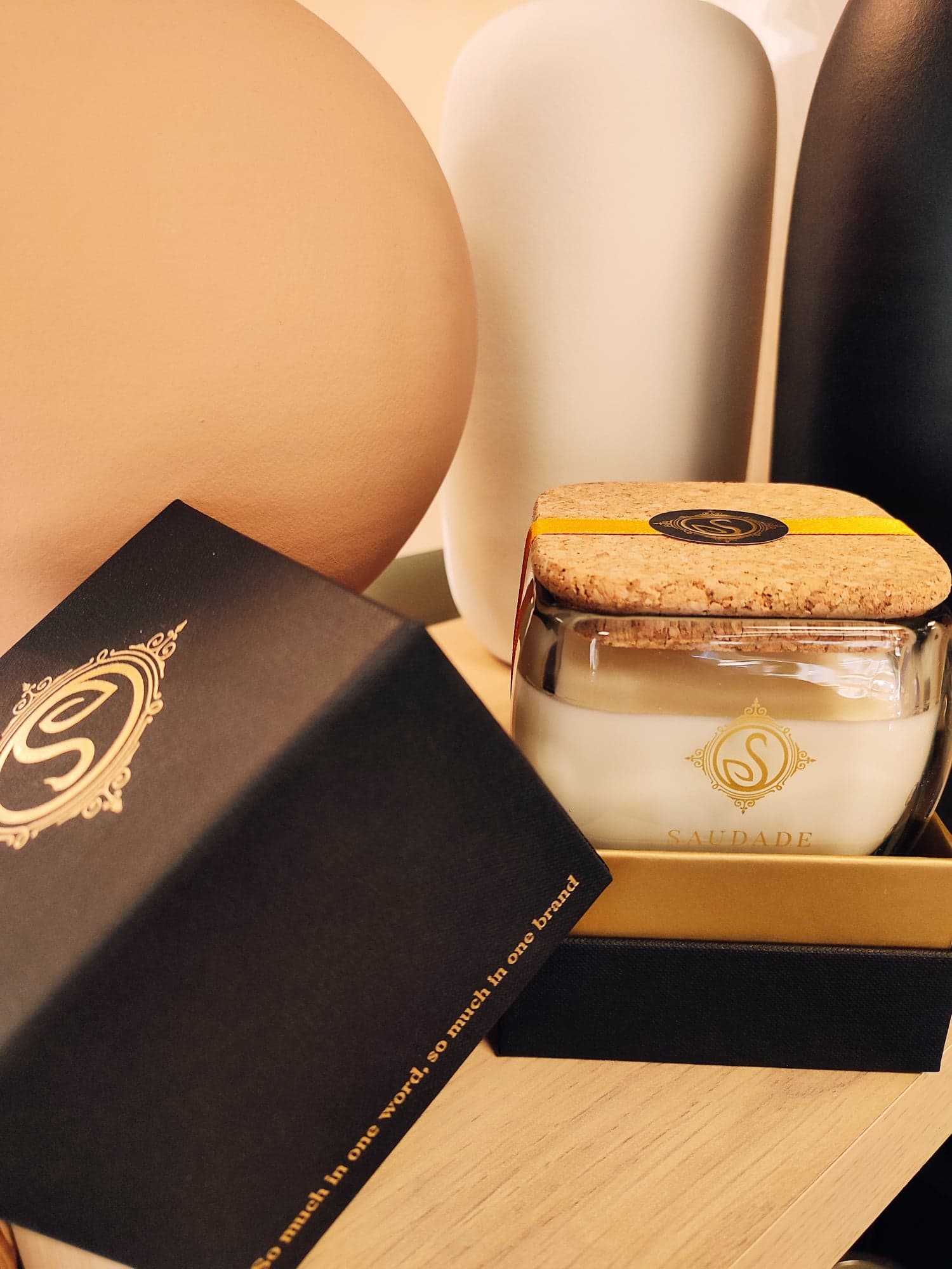 bougie parfum d'ambiance verveine vanille ambre amor perfeito violette  orange cannelle pin cèdre verveine couvercle liège 35 à 40h bougie parfumée boite dorée saudade 