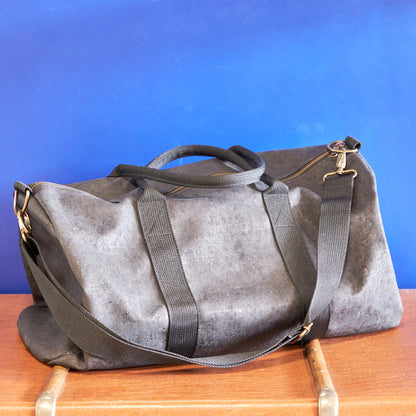 artisanal  artisanat portugais  fabrication artisanale  artisanat  femme  homme  mode  accessoire  mixte  sangle réglable  noir  sac voyage  sac sport  saudade concept store  cherbourg  vegan  sac  portugal  Liège  fait à la main  cuir vegan