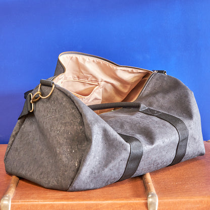 artisanal  artisanat portugais  fabrication artisanale  artisanat  femme  homme  mode  accessoire  mixte  sangle réglable  noir  sac voyage  sac sport  saudade concept store  cherbourg  vegan  sac  portugal  Liège  fait à la main  cuir vegan